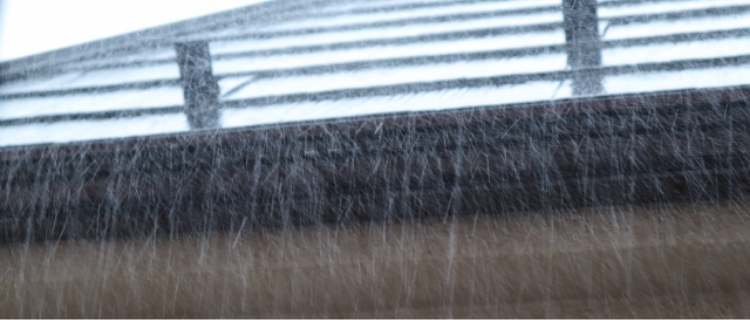 屋根に雨が降る様子