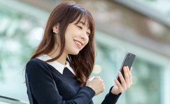 女性がスマートホンを操作している様子