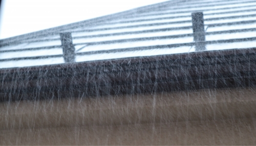 雨にさらされる屋根